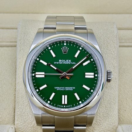 Front Face pre-owned Rolex Oyster Perpetual 124300