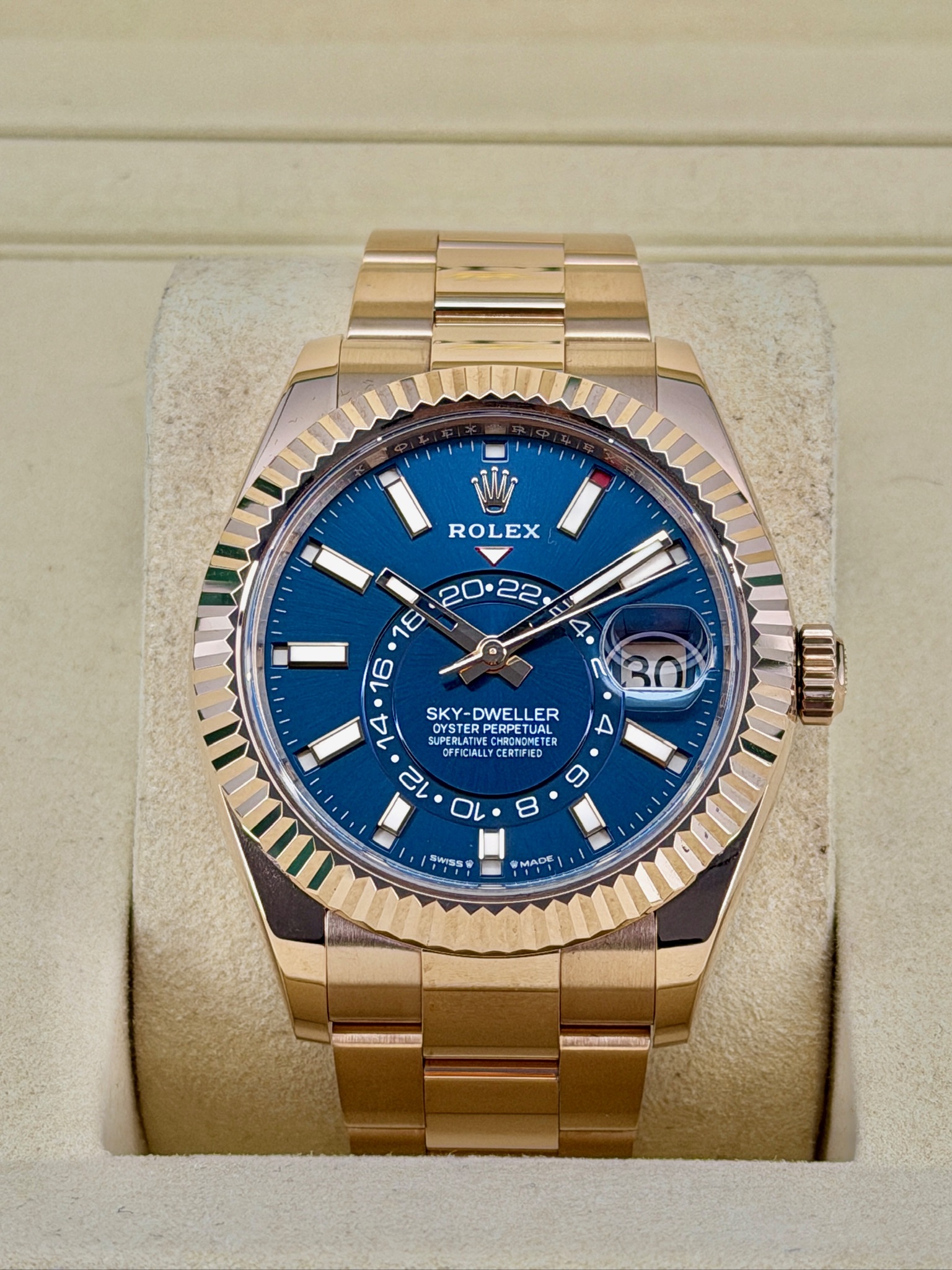 336935 Box and Papers