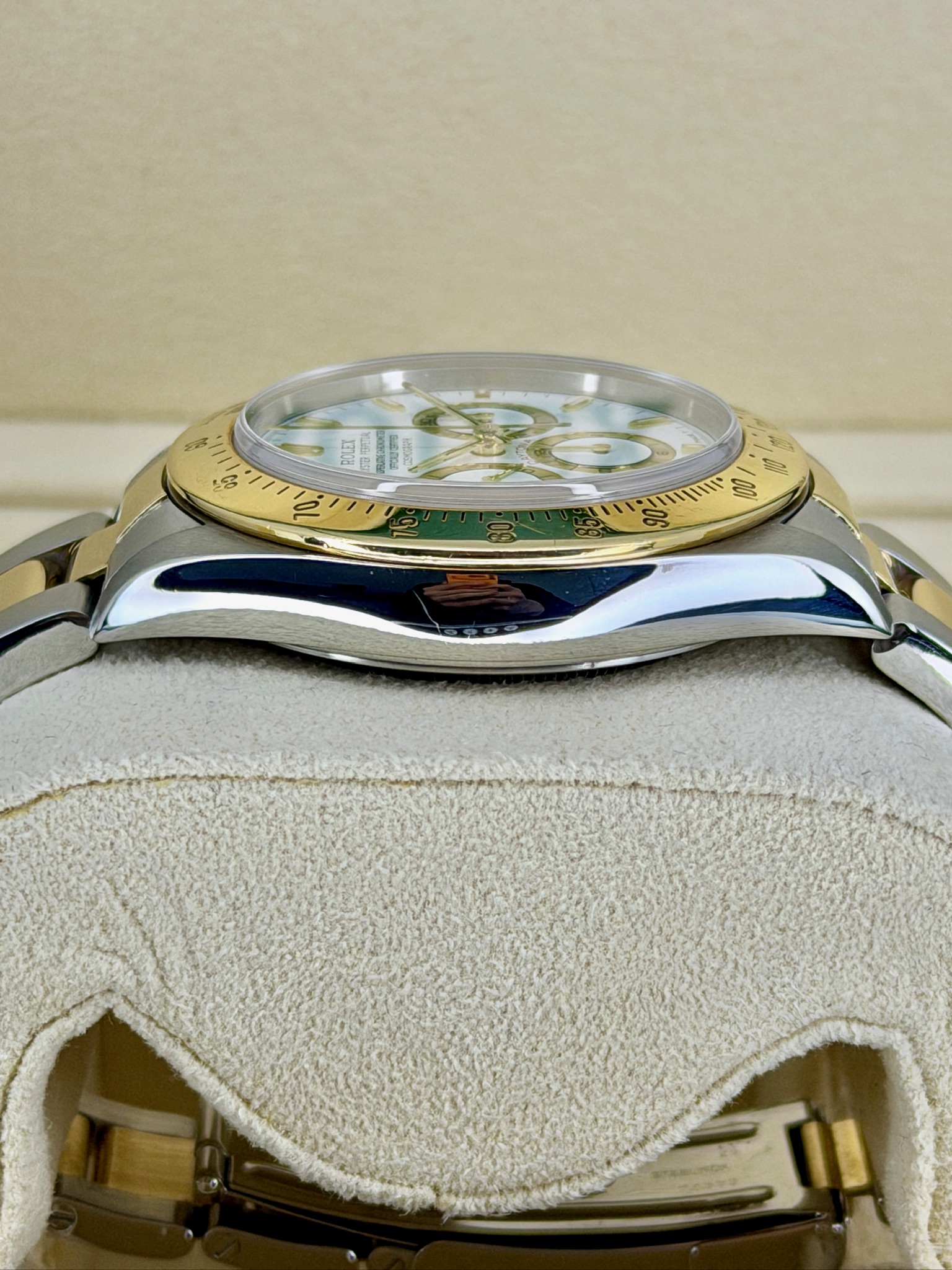 Side Shot 2 Pre-Owned Rolex Daytona 16523