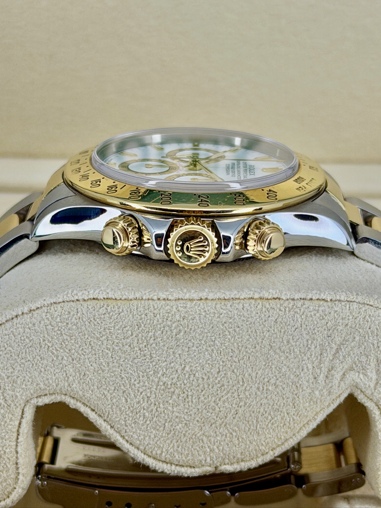 Side Shot Pre-Owned Rolex Daytona 16523