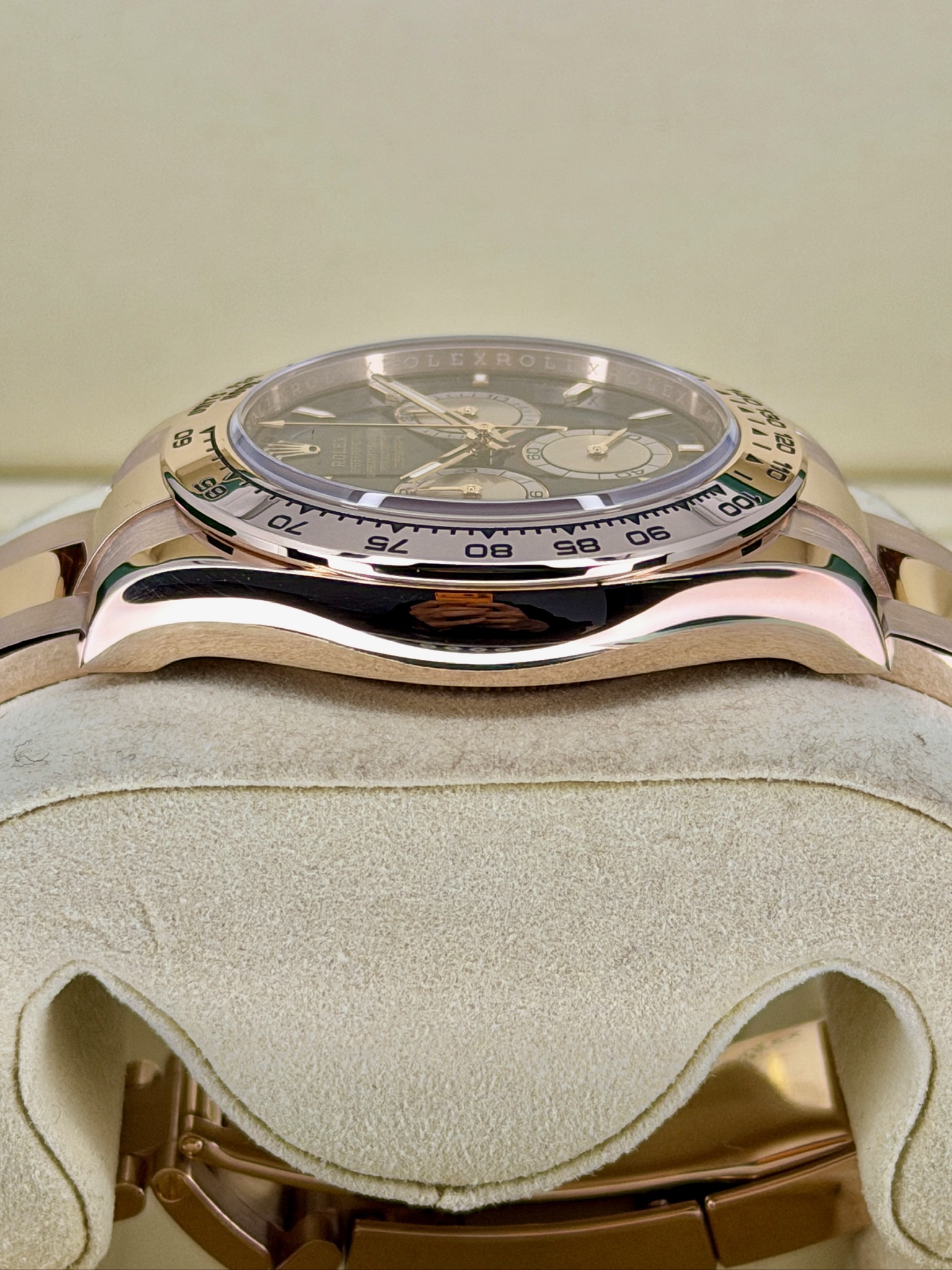 Side Shot 2 Pre-Owned Rolex Daytona 126505