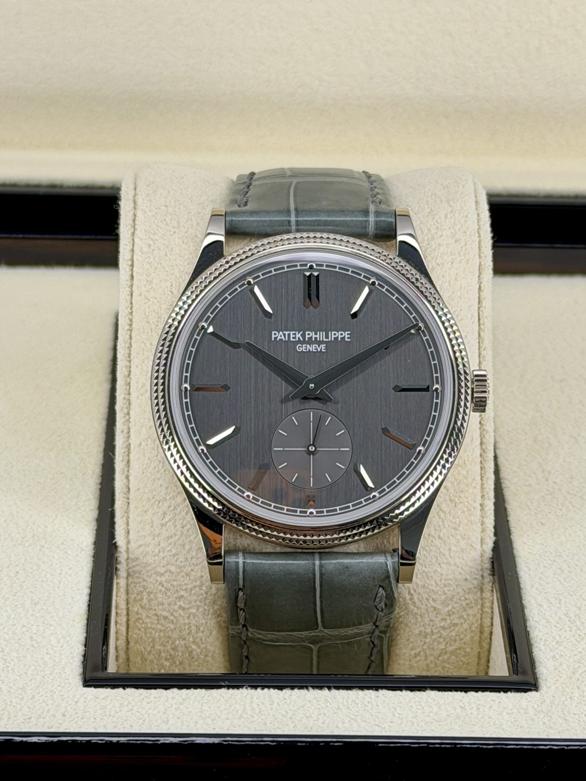 Front Face Pre-owned Patek Philippe Calatrava 6119G