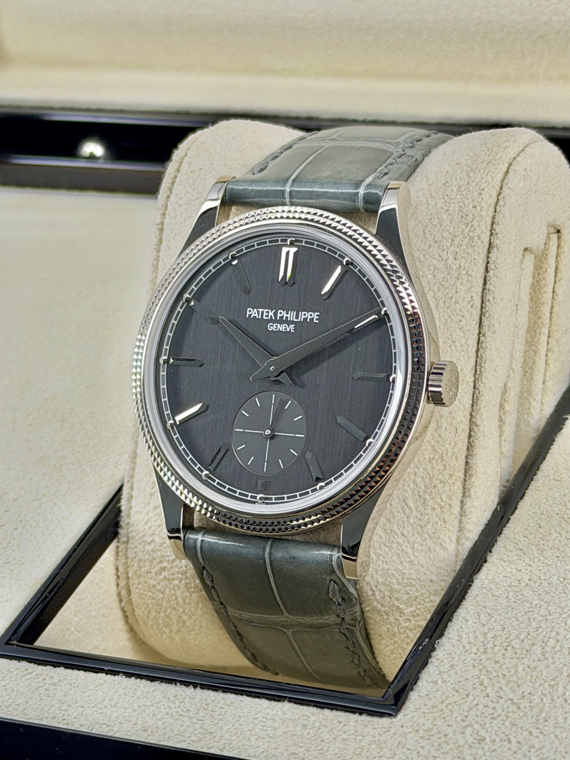 Side Face Pre-owned Patek Philippe Calatrava 6119G