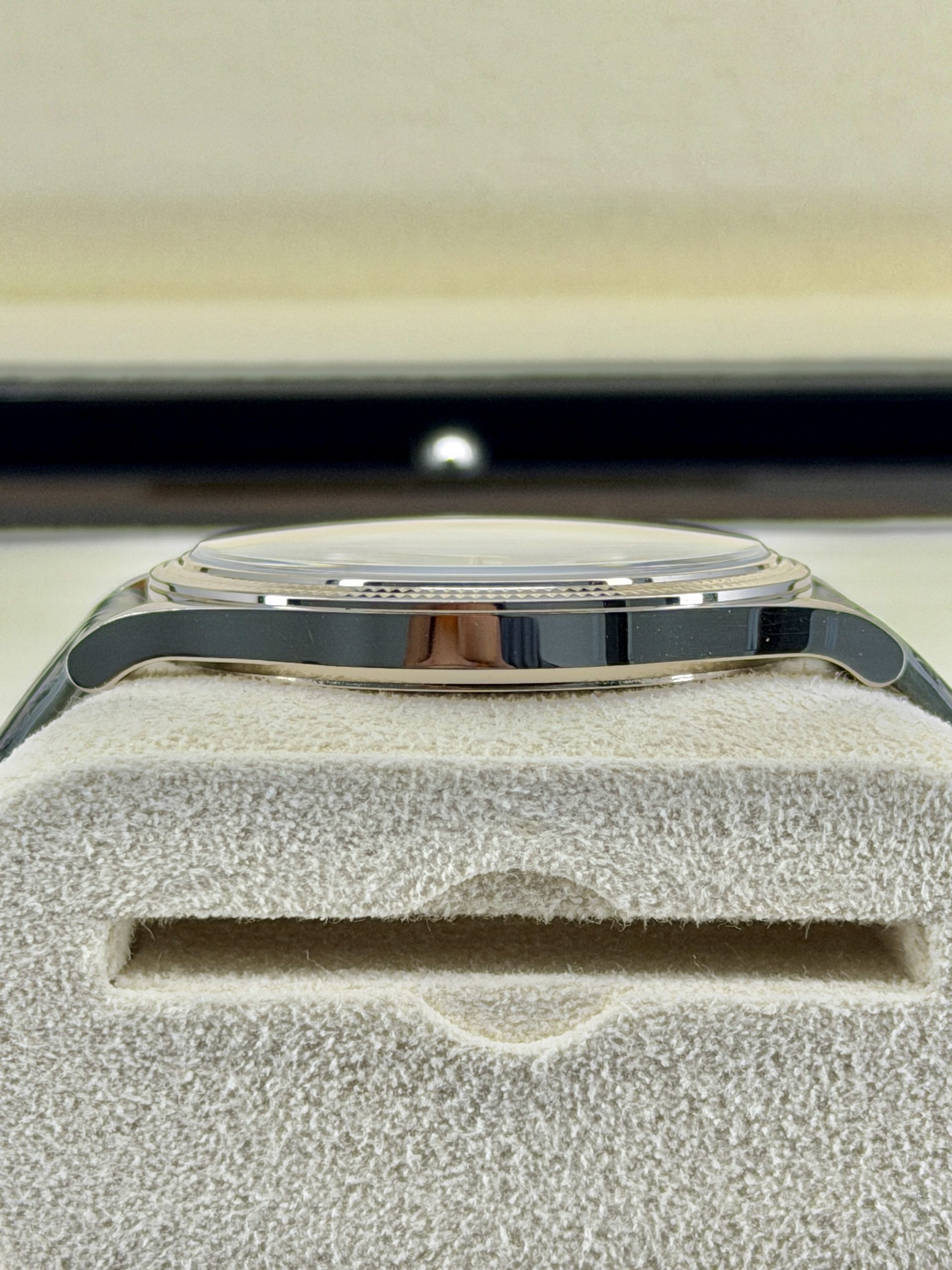 Side Shot 2 Pre-owned Patek Philippe Calatrava 6119G