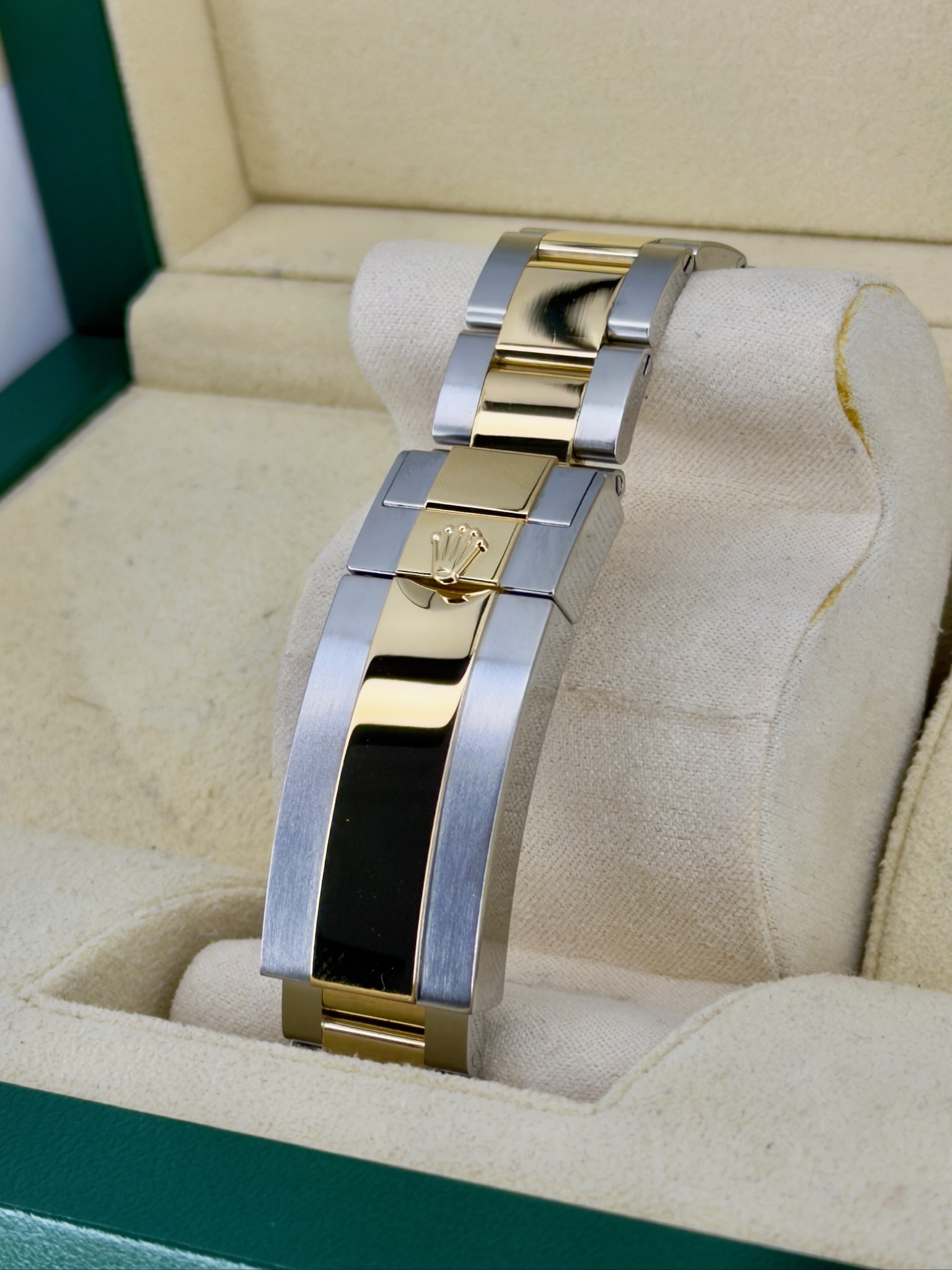 Bracelet Pre-Owned Rolex Sea-Dweller 126603 Box and Papers